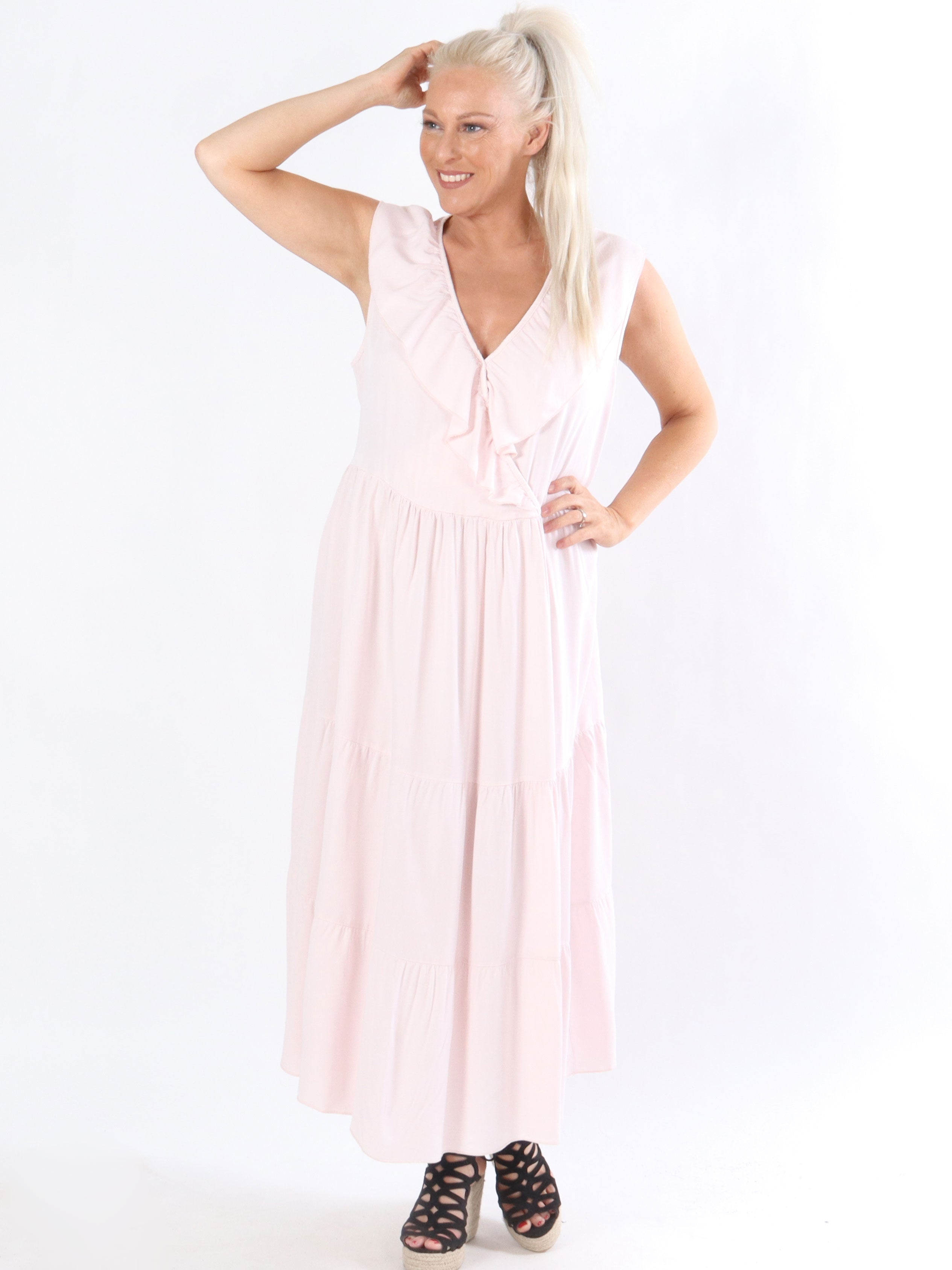 Fernanda - Kjole med flæsekant ved udskæringen